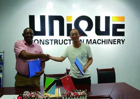 Sign sales contract of XCMG crane with Tanzanian client